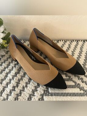 Rothy's The High Point Block Heel Wren Captoe Color way Beige/Black Sz 7.5